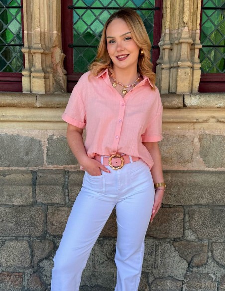 look estival femme avec chemisette rose et jean blanc taille haute