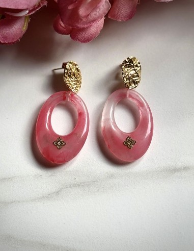 Boucles d'oreilles pendantes roses en résine marbrée et acier inoxydable doré