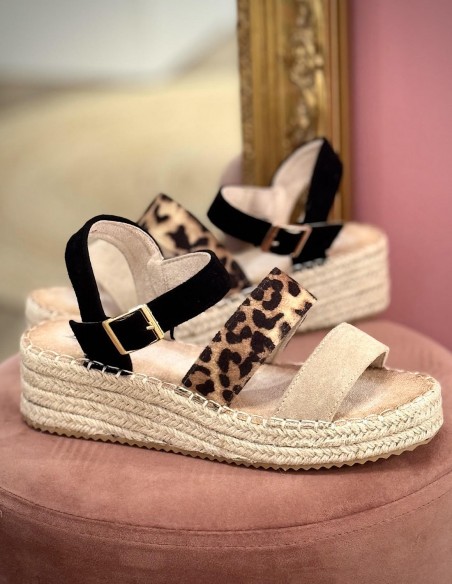 chaussures été femme à talon compensé et triple bride dont une imprimée léopard posé sur pouf rose