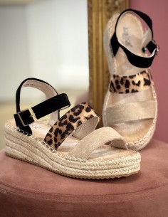 sandales plateforme femme avec brides suédine beige et motif léopard, boucle doré et talon en corde tressé 2