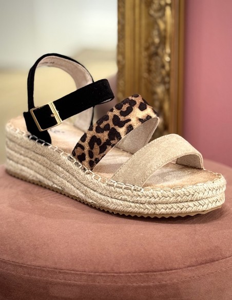 sandales plateforme femme avec brides suédine beige et motif léopard, boucle doré et talon en corde tressé