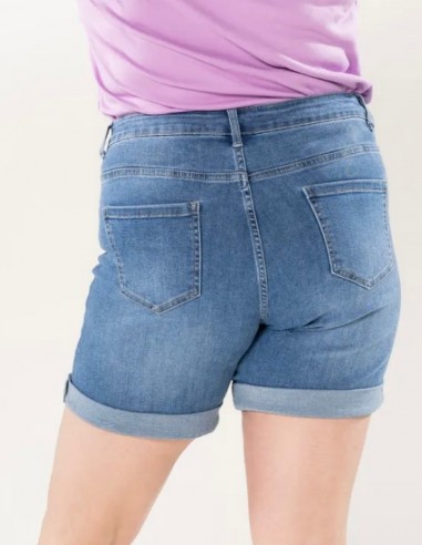 Détail du short en jean grande taille, poches arrière et surpiqures