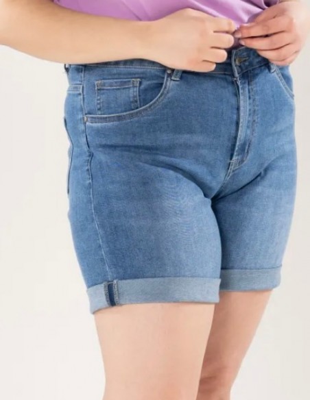 Zoom sur la taille haute et le bouton de fermeture du short en jean grande tailles femme