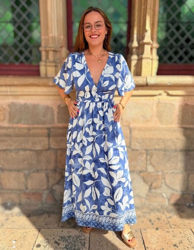 femme portant une robe logue bleu et blanc à imprimé floral style bohème chic