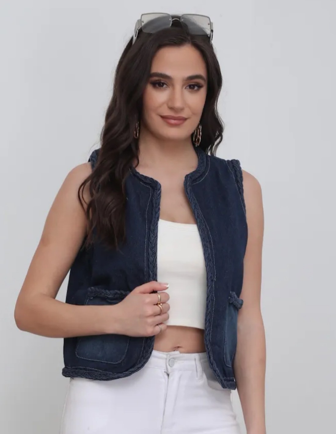 Gilet sans manche en jean bleu foncé pour femme détails tressés