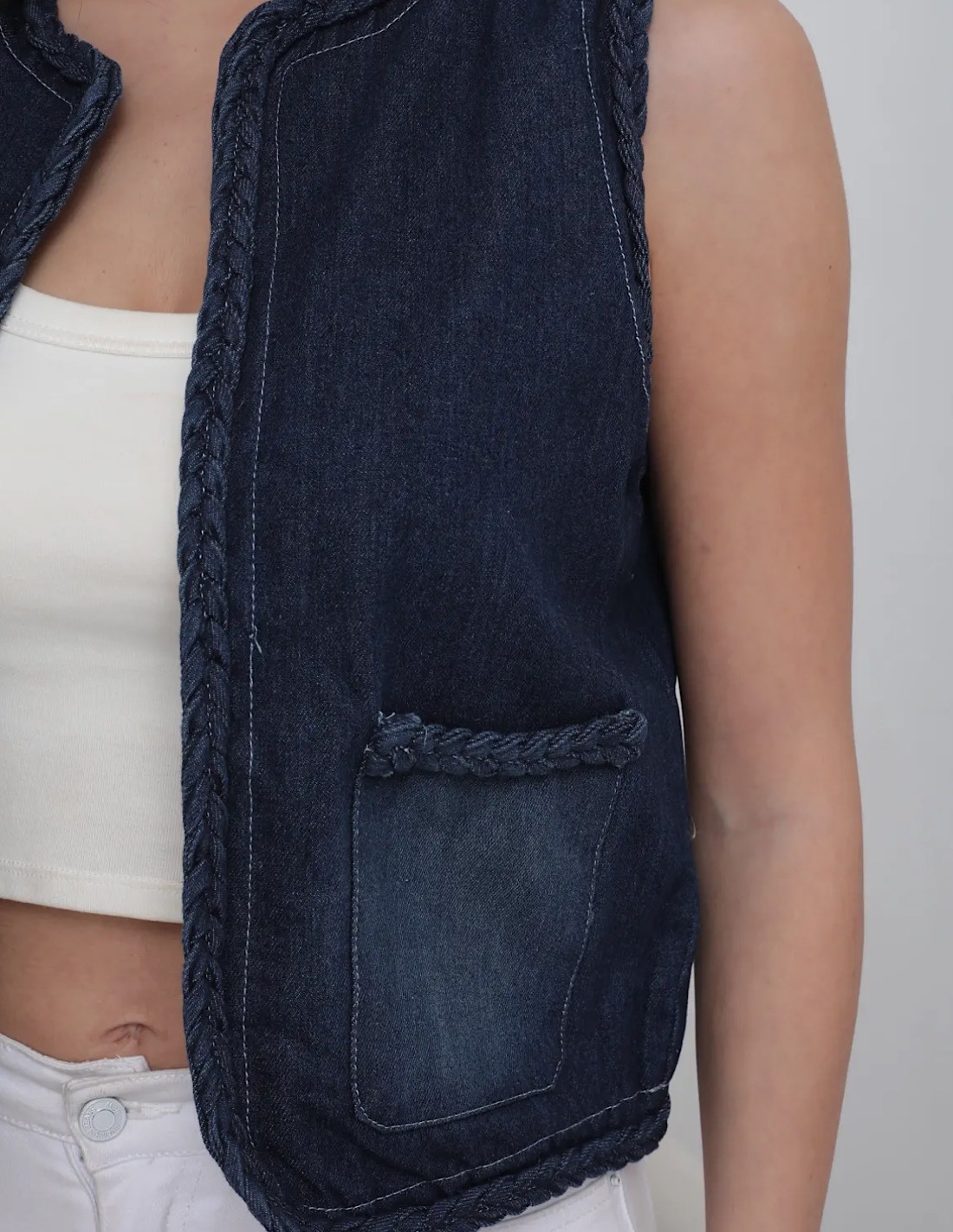 Gilet sans manche en jean bleu foncé pour femme détails tressés