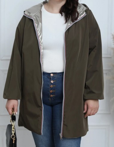 Femme portant un imperméable réversible grande taille noir avec capuche argentée, coupe moderne