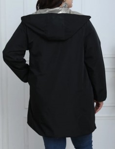 Femme portant un imperméable réversible grande taille noir avec capuche argentée, coupe moderne 2