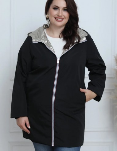 Femme portant un imperméable réversible grande taille noir avec capuche argentée, coupe moderne