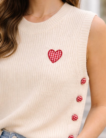 Pull sans manche femme beige en maille avec coeur vichy rouge