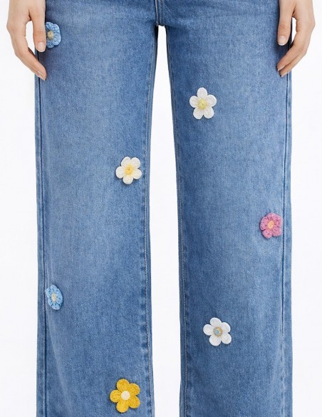 Jean large femme taille haute bleu clair avec fleurs brodées coupe évasé tendance
