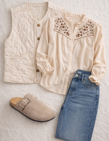 look gilet matelassé sans manche beige naturel avec bouton effet bois et sabots tendances