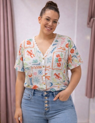 Blouse femme imprimé écrevisse col V dentelé manches courtes portée avec jean taille haute