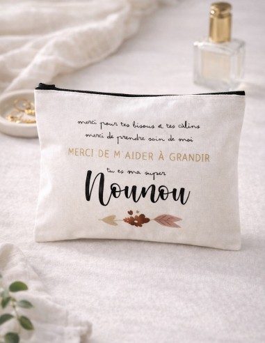 trousse nounou avec message personnalisé , pochette blanche élégante pour remercier une assistante maternelle