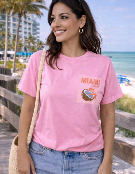 T-shirt femme Miami Beach rose porté avec short en jean, look été tendance