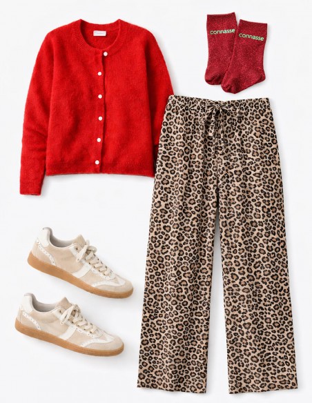 Look femme avec pantalon léopard coton, gilet en maille rouge et baskets beige dentelle