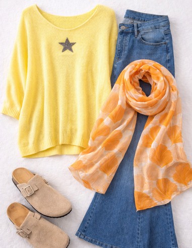 look tendance femme grande taille avec pull jaune oversize et étoile strass - sabot modernes et foulard orange lumineux
