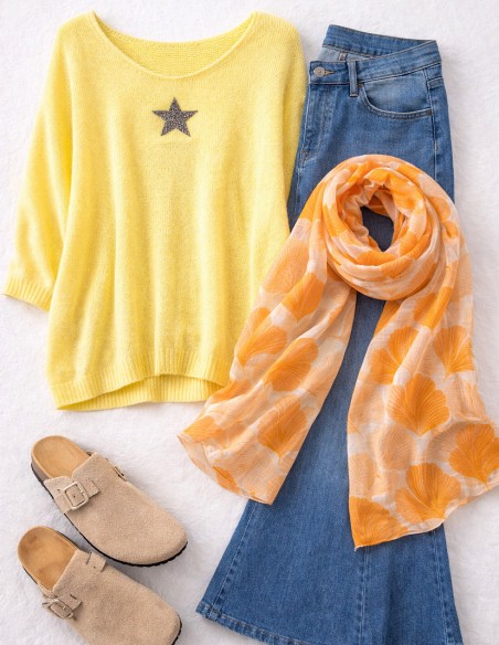 look tendance femme grande taille avec pull jaune oversize et étoile strass - sabot modernes et foulard orange lumineux