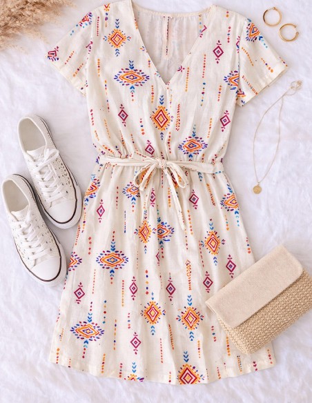 look estival avec robe courte en coton imprimé bohème et baskets blanches, tenue casual chic