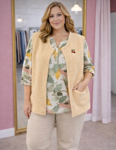 femme grande taille avec blouse fluide citron et gilet sans manches jaune pastel assorti