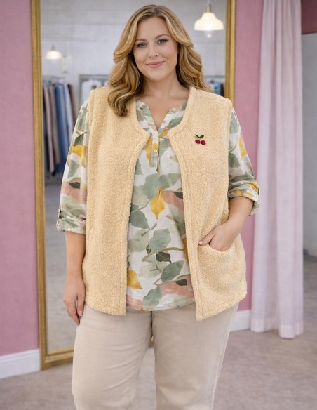 femme grande taille avec blouse fluide citron et gilet sans manches jaune pastel assorti