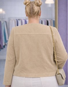 Veste femme grande taille beige en coton portée avec pantalon clair et blouse broderie anglaise