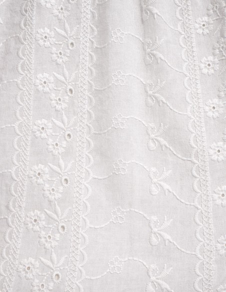 Détail broderie anglaise blanche femme en coton