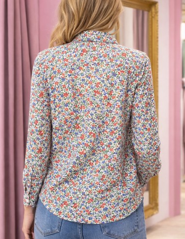 vue de dis chemisier femme fleuri motif liberty coloré bleu et rouge