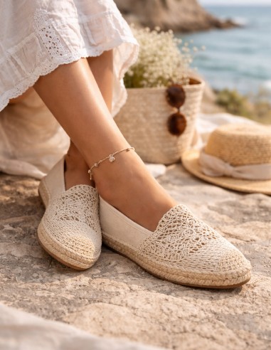 Espadrilles femme dentelle crochet bohème porté avec tenue estivale