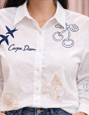 détail d'une chemise blanche femme brodée avec motif marin, carpe diem et hirondelle