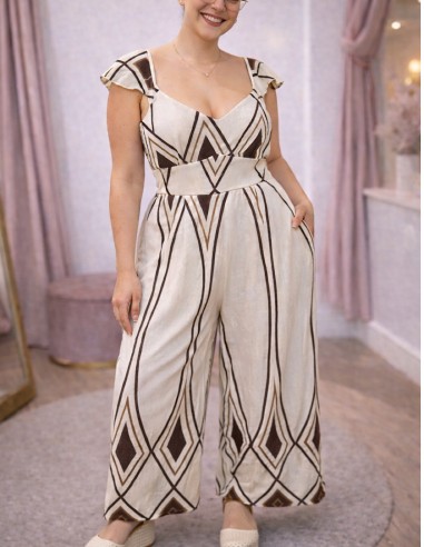 Combinaison femme beige à motifs graphiques, style moderne, chic et confortable pour l'été