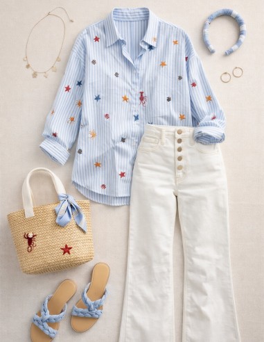 Look casual chic avec chemise coton rayure blanches et bleu motifs marins tendance