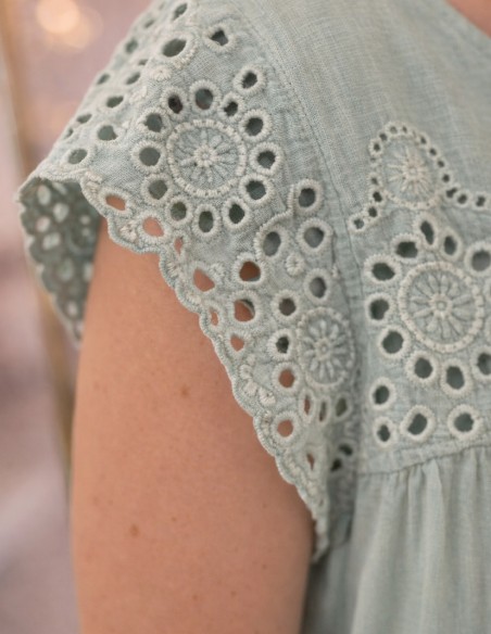 Détail broderie anglaise blouse femme vert sauge en coton brodé