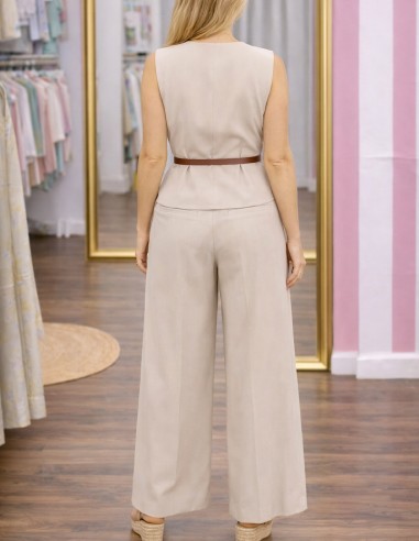 tenue femme élégante beige avec pantalon large et coupe fluide