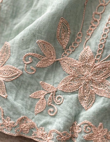 Robe grande taille femme 42-50 vert d’eau brodée – robe fluide en viscose ceinturée style bohème chic