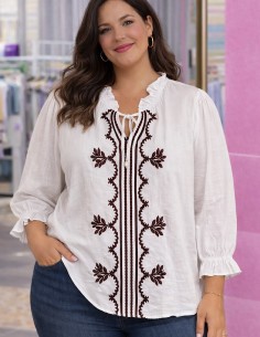 Blouse femme grande taille viscose blanche brodée bohème chic portée avec jean look tendance 42 44 46 48 50 2