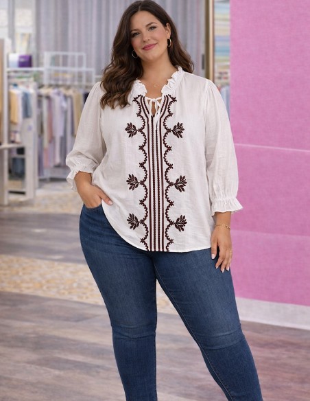 Look femme grande taille avec blouse bohème chic blanche en viscose et jean tenue élégante et tendance