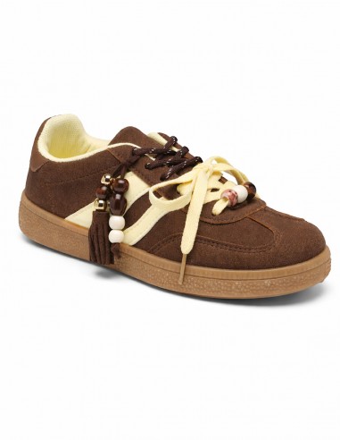 baskets femme tendance vue dessus avec lacets et bijou