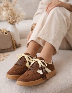 baskets femme tendance vue dessus avec lacets et bijou 2