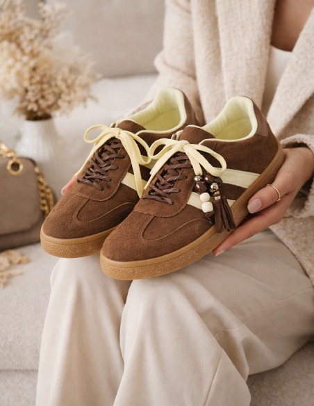 détail baskets femme avec bijou et lacets originaux