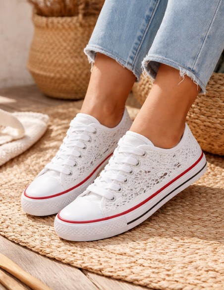 Basket femme blanche dentelle look estival avec jean clair, chaussures confortables style casual chic
