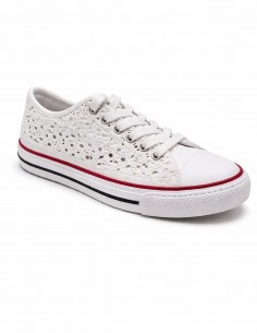 Basket femme blanche dentelle vue trois quarts, chaussures légères et confortables style casual