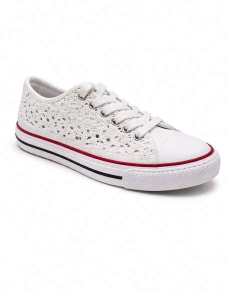 Basket femme blanche dentelle vue trois quarts, chaussures légères et confortables style casual