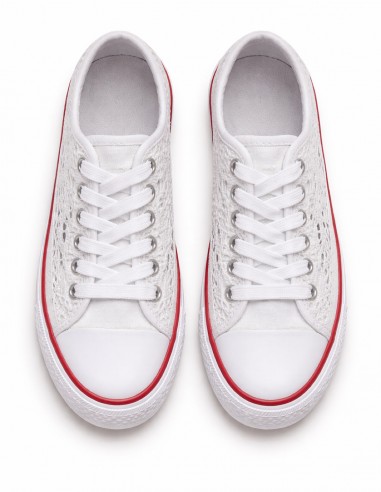 Basket femme blanche en dentelle vue dessus paire complète avec lacets, détail design respirant