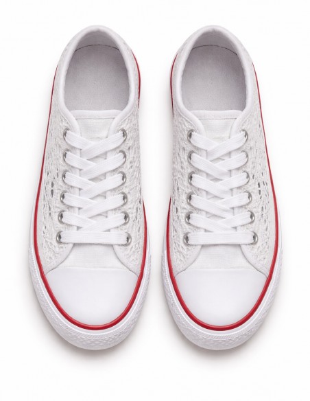 Basket femme blanche en dentelle vue dessus paire complète avec lacets, détail design respirant