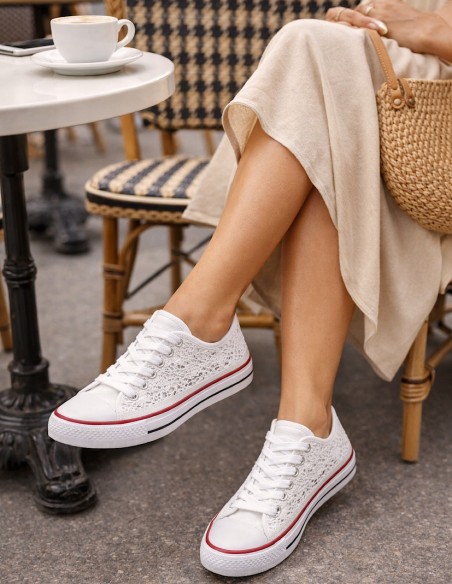 Basket femme blanche en dentelle portée avec tenue casual chic en terrasse, look été confortable et élégant