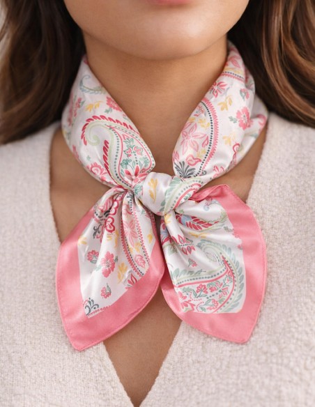 Foulard carré effet soie satiné chic motif floral rose élégant en polyester